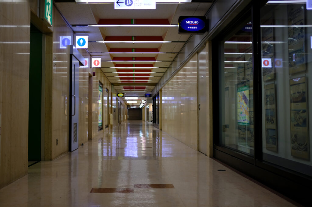 大阪駅前ビルの通路