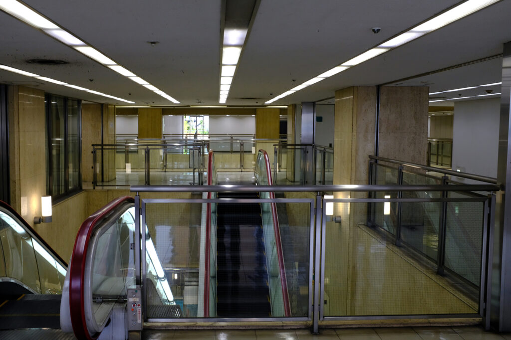 大阪駅前ビルのエレベーター