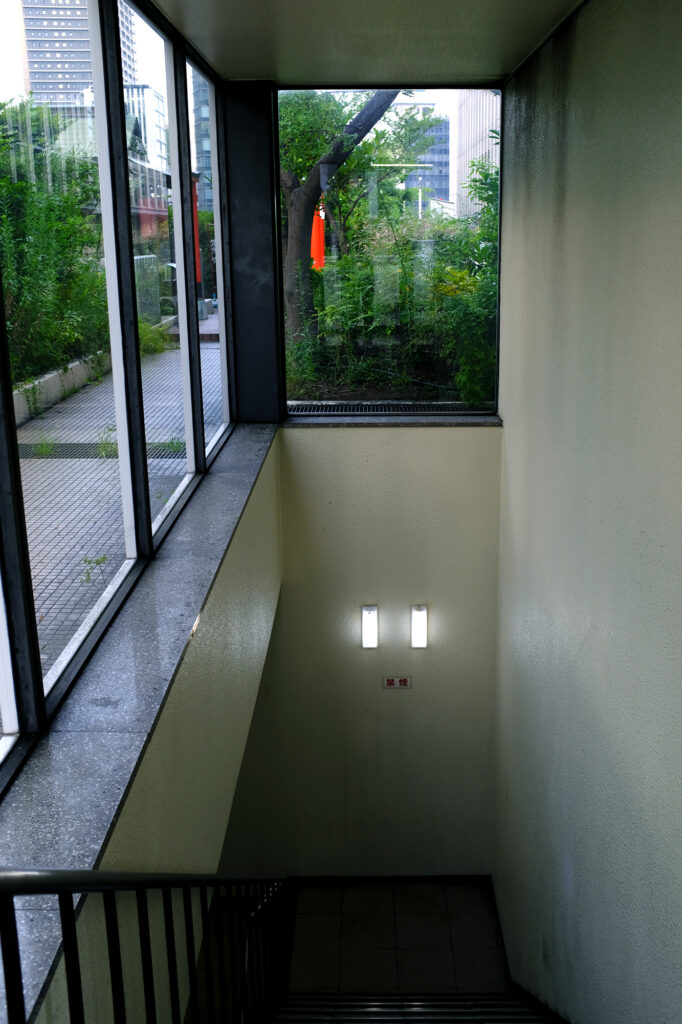 大阪駅前第2ビルの屋上に出る階段