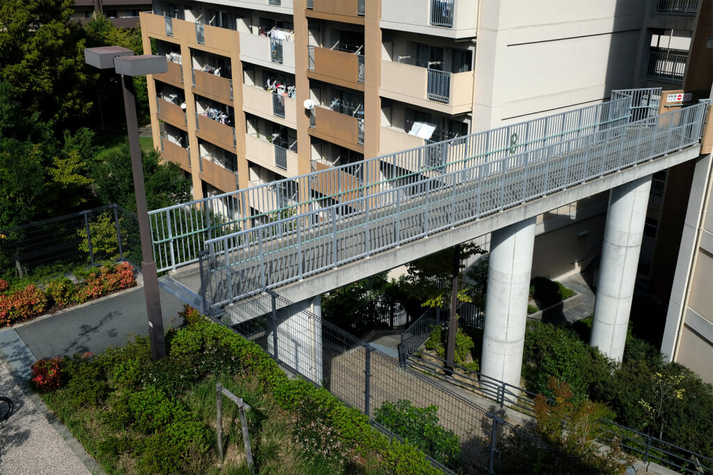 現在の佐竹台2丁目、歩道橋