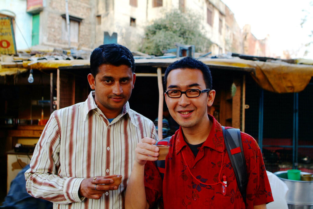 ベナレス(ヴァーラーナシー)で屋台のチャイを飲む “チャイ職人”