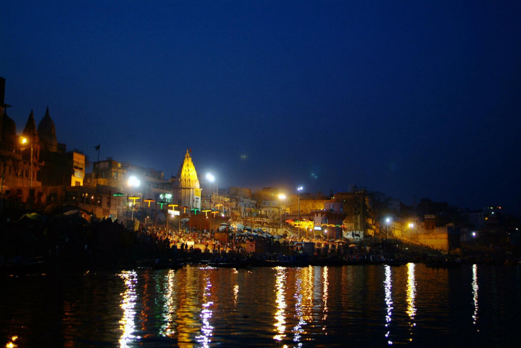 ガンジス川から見たベナレス(ヴァーラーナシー)のガンガー・アールティ