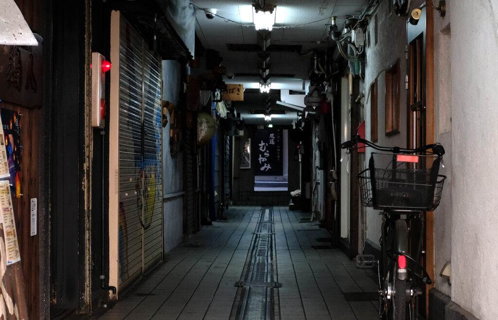 北新地のビルに埋め込まれた通り抜け路地