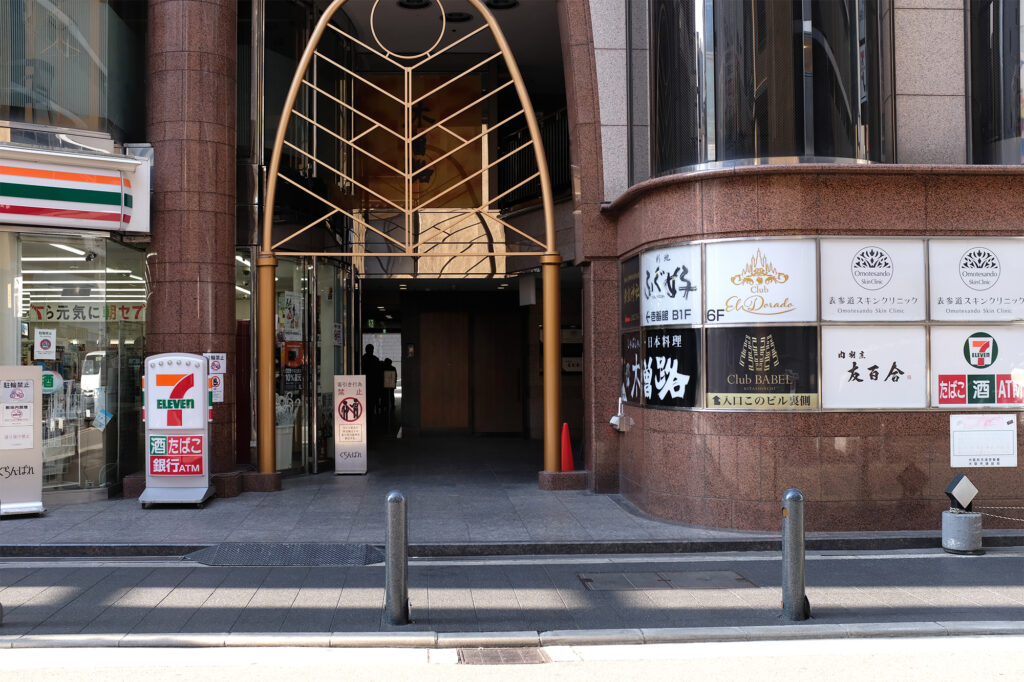 北新地のビルに埋め込まれた通り抜け路地