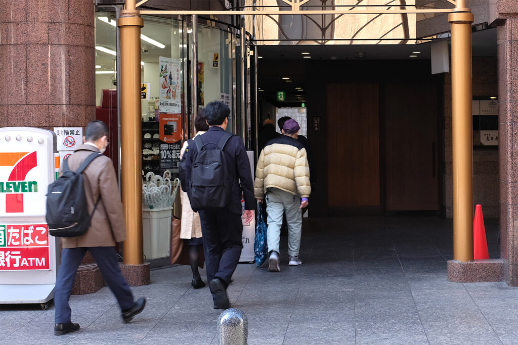 北新地のビルに埋め込まれた通り抜け路地