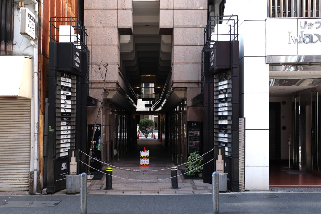 北新地のビルに埋め込まれた通り抜け路地