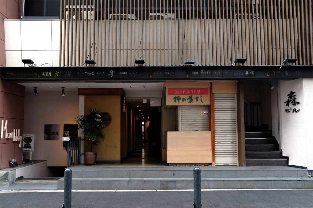 北新地のビルに埋め込まれた通り抜け路地