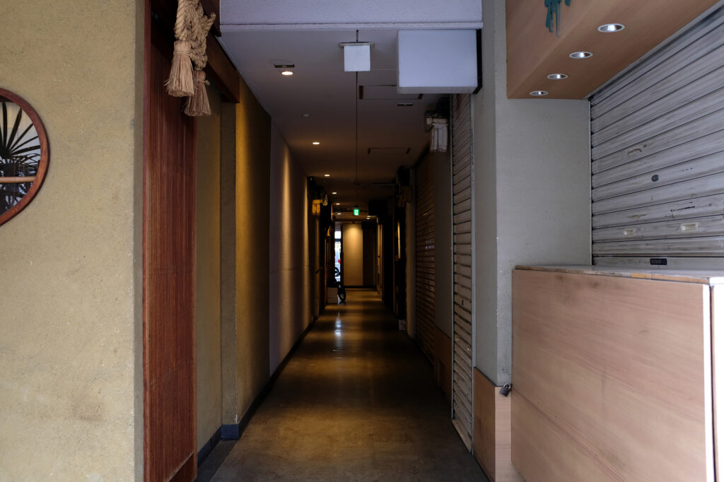 北新地のビルに埋め込まれた通り抜け路地