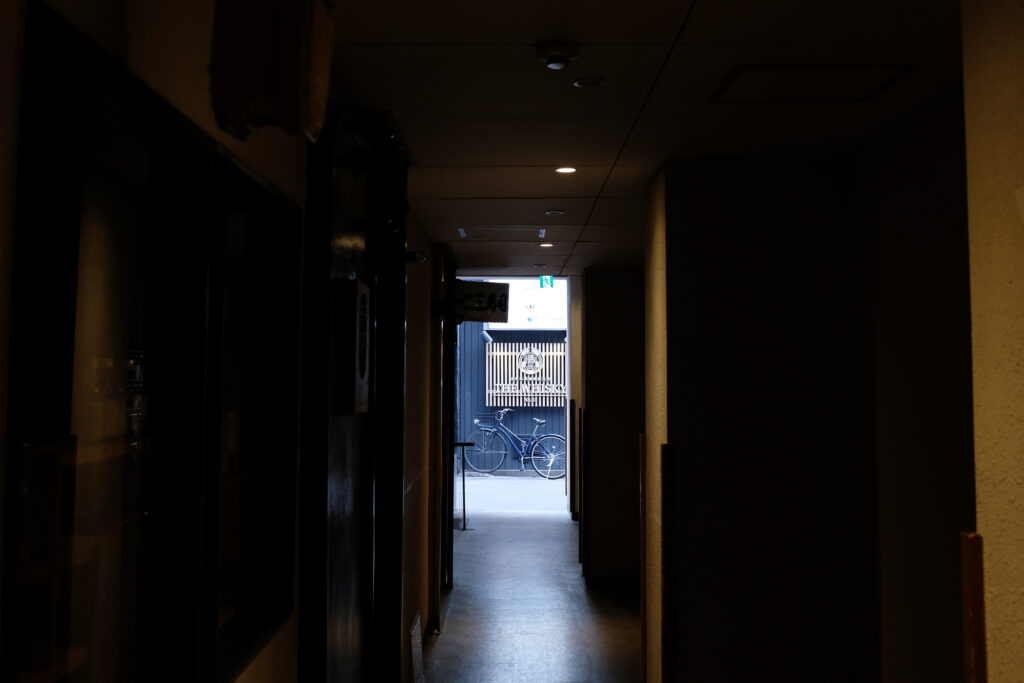 北新地のビルに埋め込まれた通り抜け路地