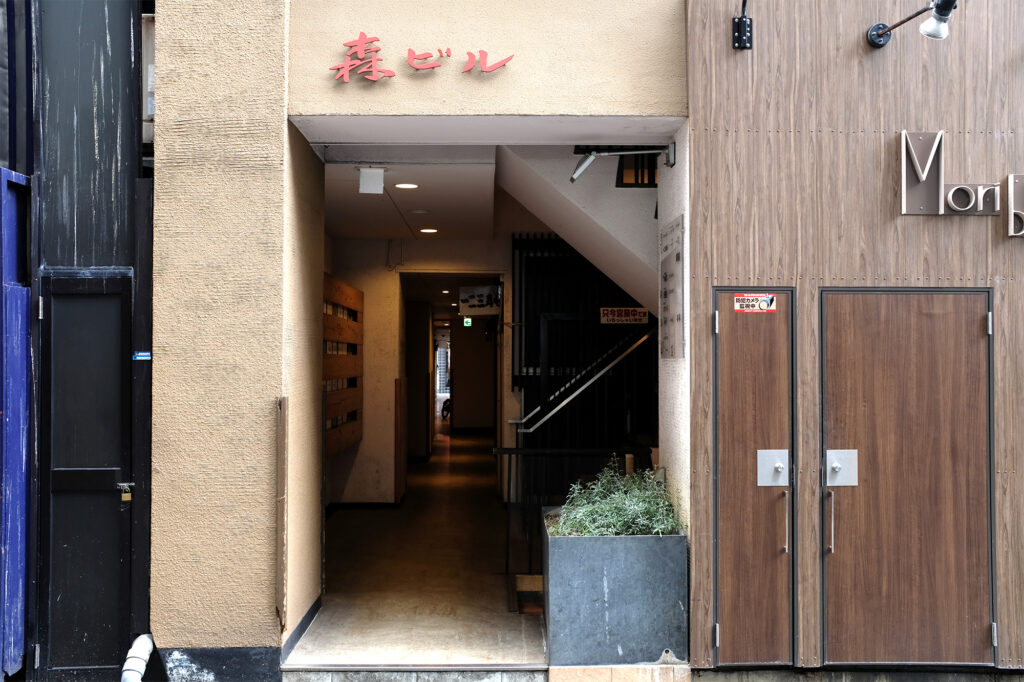 北新地のビルに埋め込まれた通り抜け路地