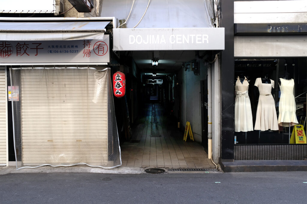 北新地のビルに埋め込まれた通り抜け路地