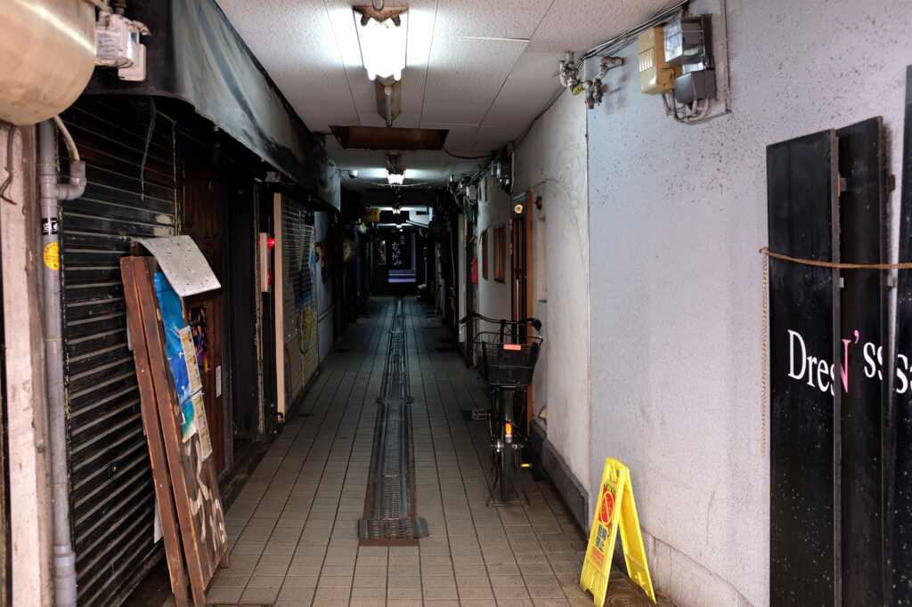 北新地のビルに埋め込まれた通り抜け路地