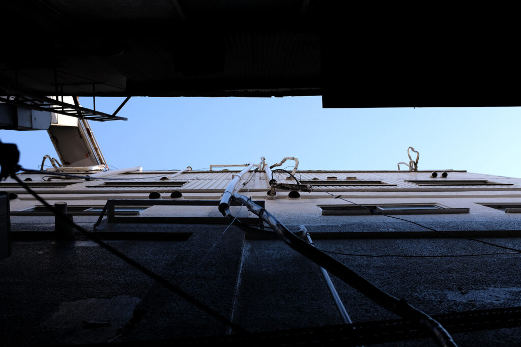 北新地のビルに埋め込まれた通り抜け路地