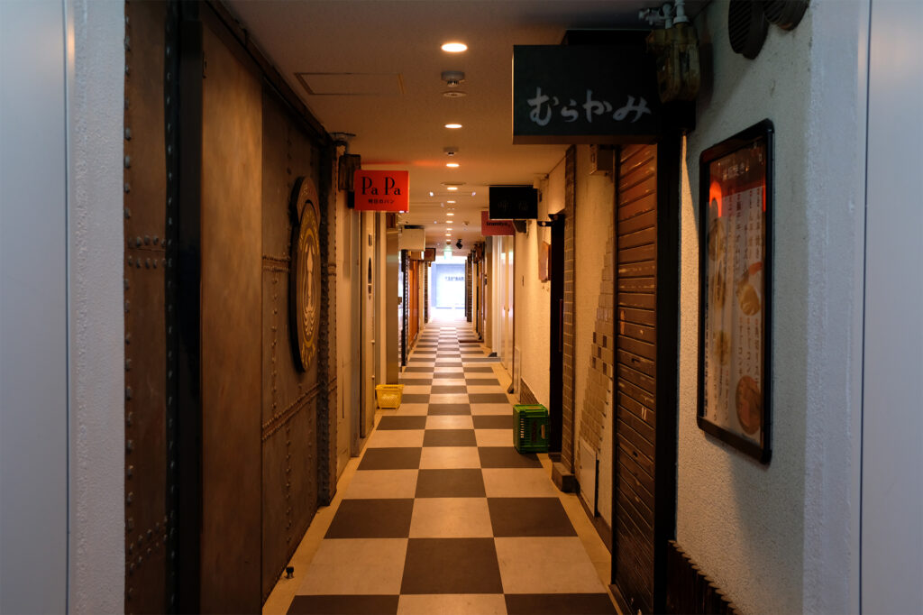 北新地のビルに埋め込まれた通り抜け路地