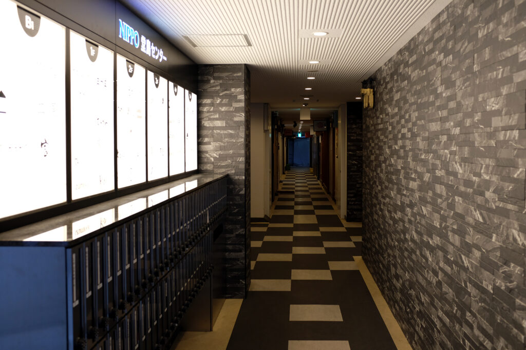 北新地のビルに埋め込まれた通り抜け路地