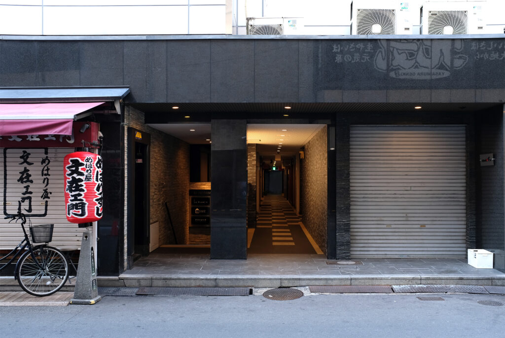 北新地のビルに埋め込まれた通り抜け路地