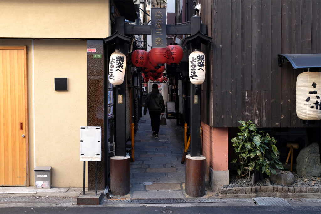 北新地のビルに埋め込まれた通り抜け路地