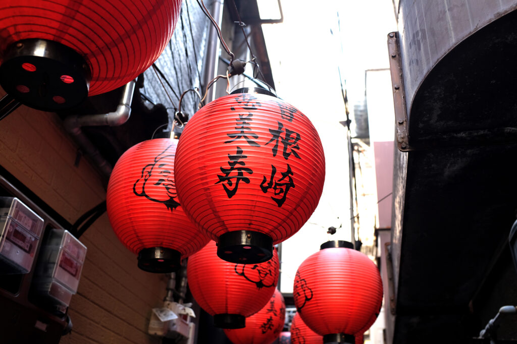 北新地のビルに埋め込まれた通り抜け路地