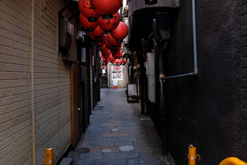 北新地のビルに埋め込まれた通り抜け路地