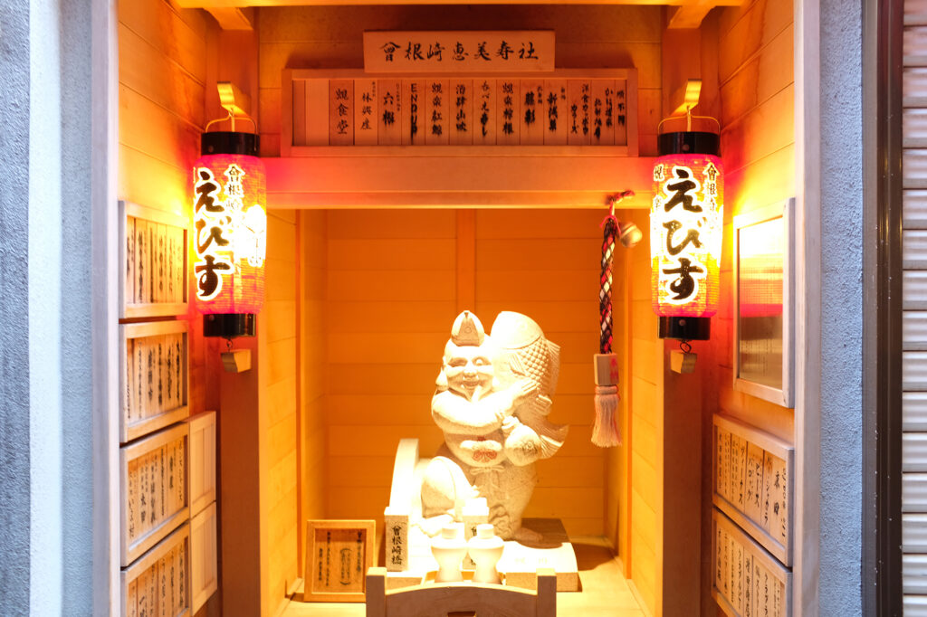 北新地のビルに埋め込まれた通り抜け路地