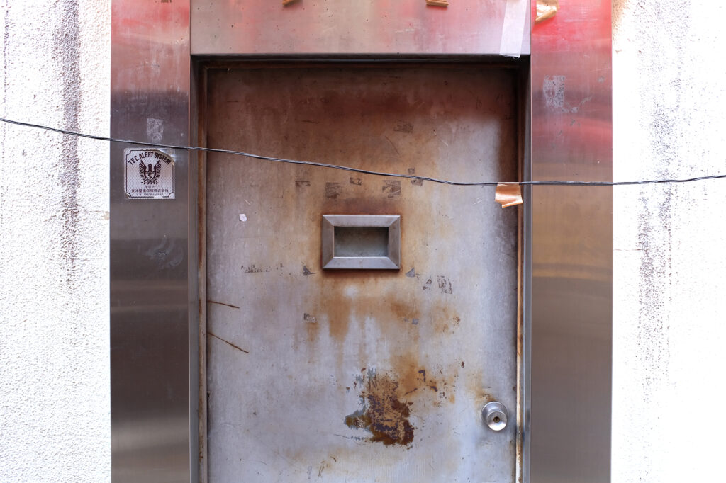 北新地のビルに埋め込まれた通り抜け路地