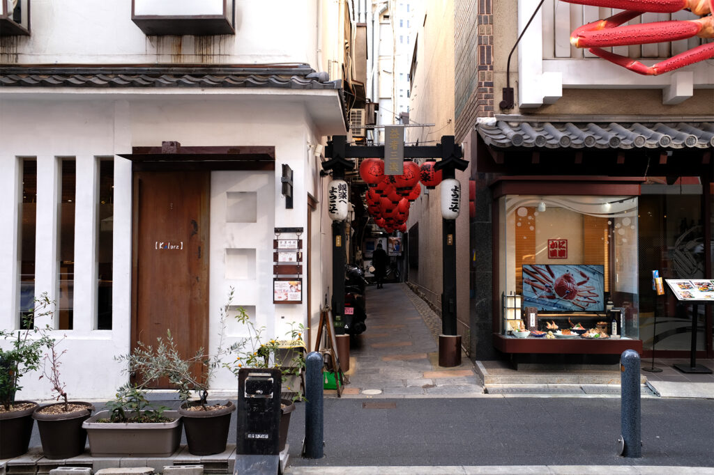 北新地のビルに埋め込まれた通り抜け路地