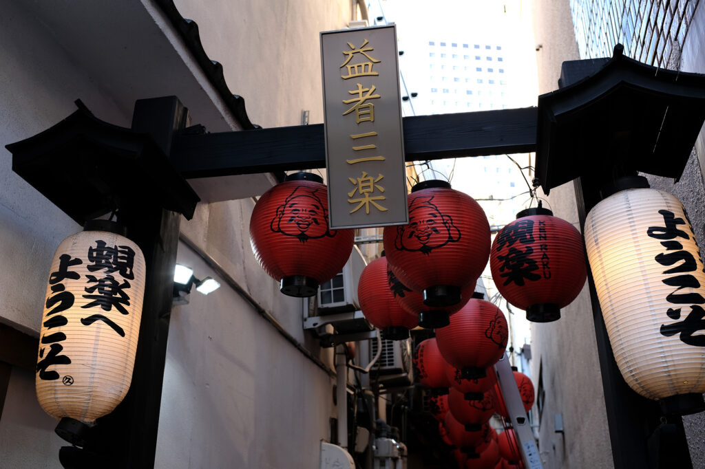 北新地のビルに埋め込まれた通り抜け路地