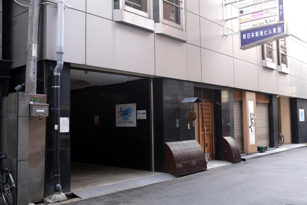 北新地のビルに埋め込まれた通り抜け路地