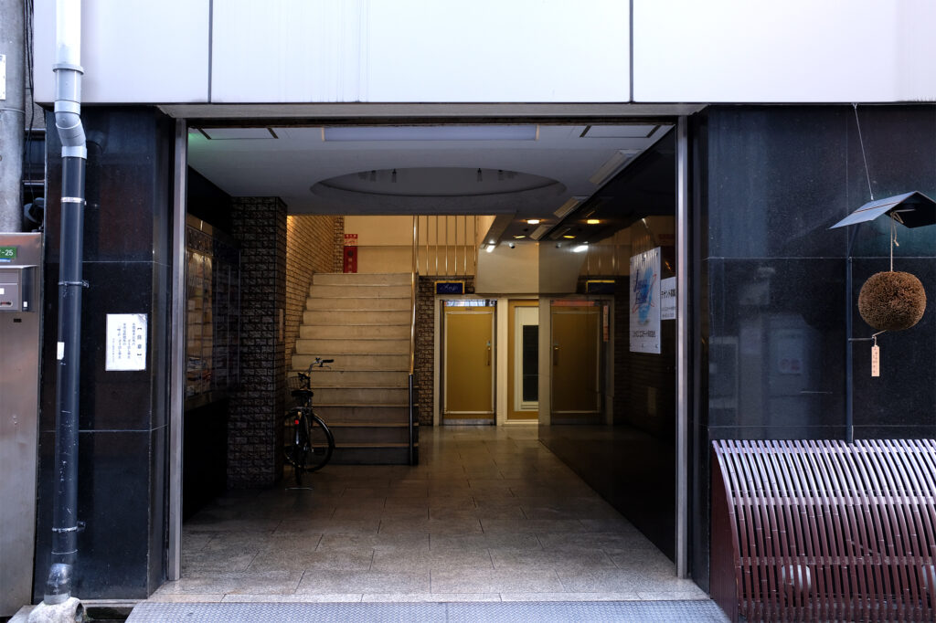 北新地のビルに埋め込まれた通り抜け路地