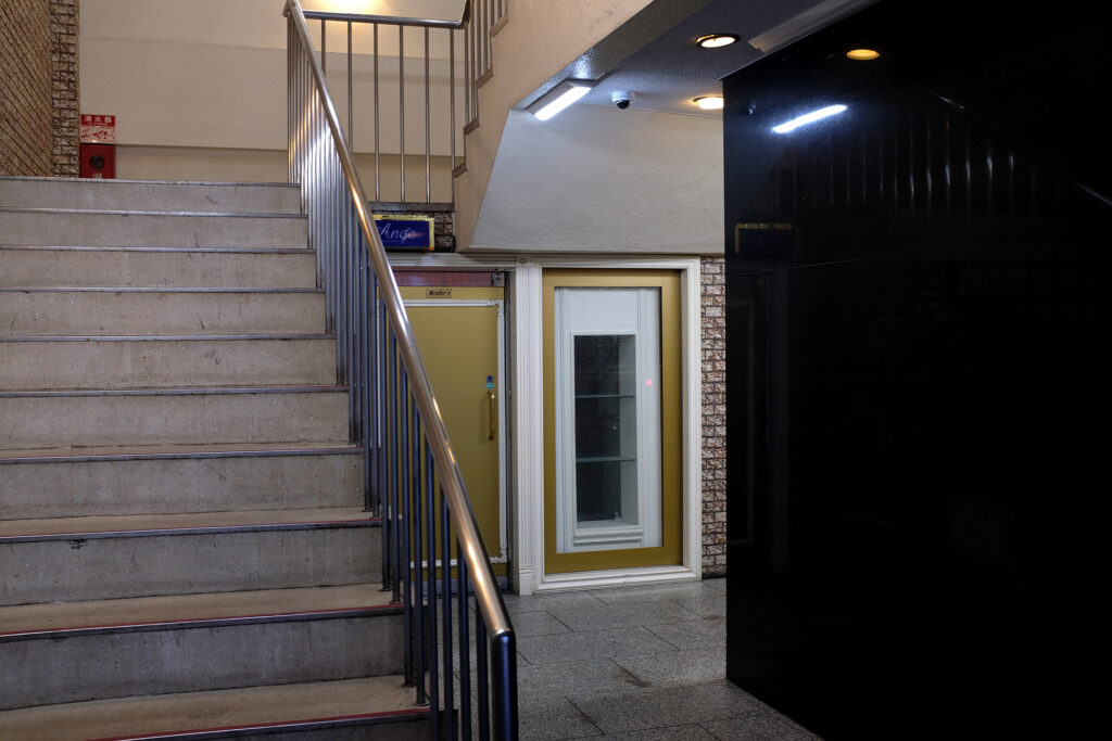 北新地のビルに埋め込まれた通り抜け路地