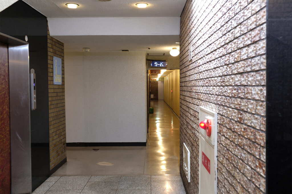 北新地のビルに埋め込まれた通り抜け路地