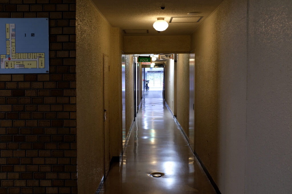 北新地のビルに埋め込まれた通り抜け路地