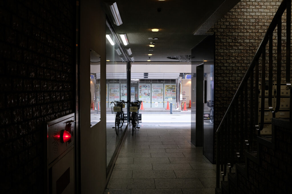 北新地のビルに埋め込まれた通り抜け路地