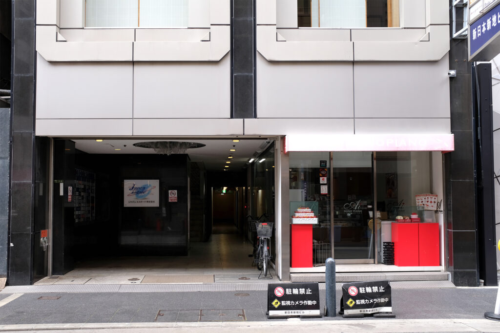 北新地のビルに埋め込まれた通り抜け路地