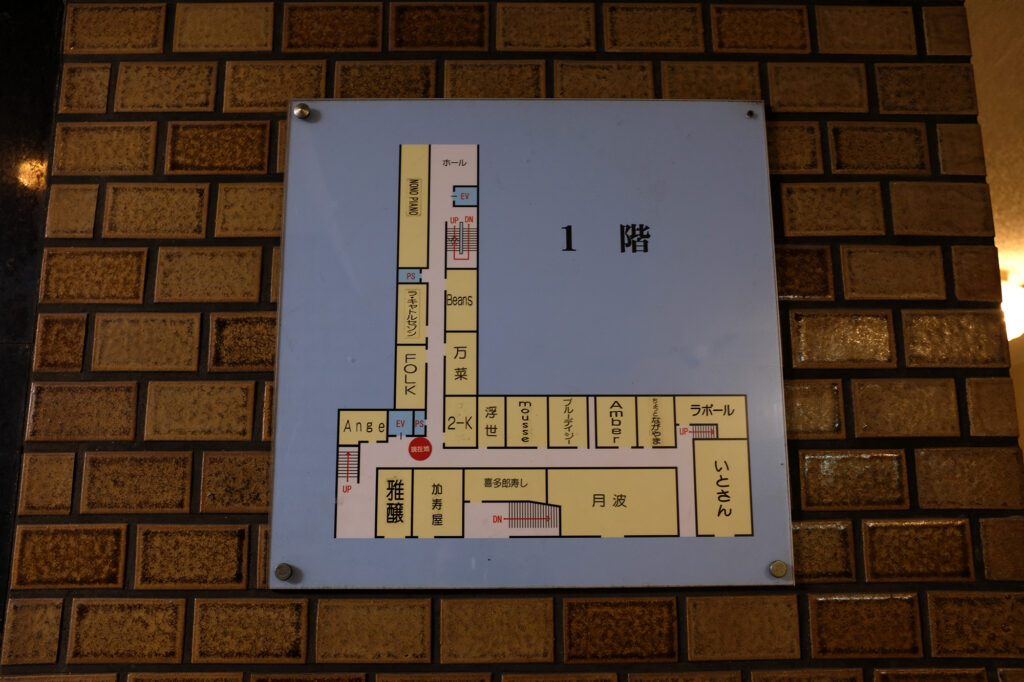 北新地のビルに埋め込まれた通り抜け路地