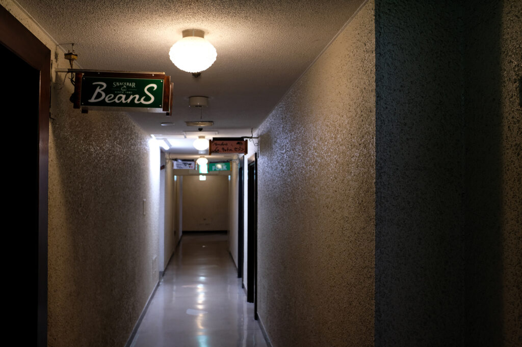 北新地のビルに埋め込まれた通り抜け路地