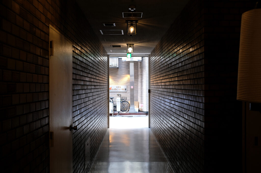 北新地のビルに埋め込まれた通り抜け路地