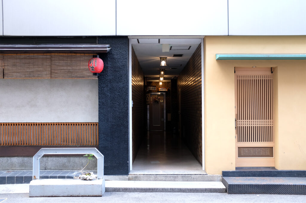 北新地のビルに埋め込まれた通り抜け路地