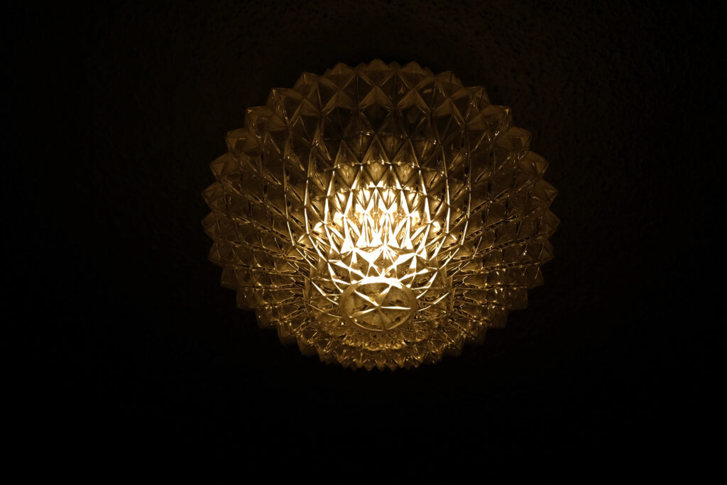 北新地のビルに埋め込まれた通り抜け路地