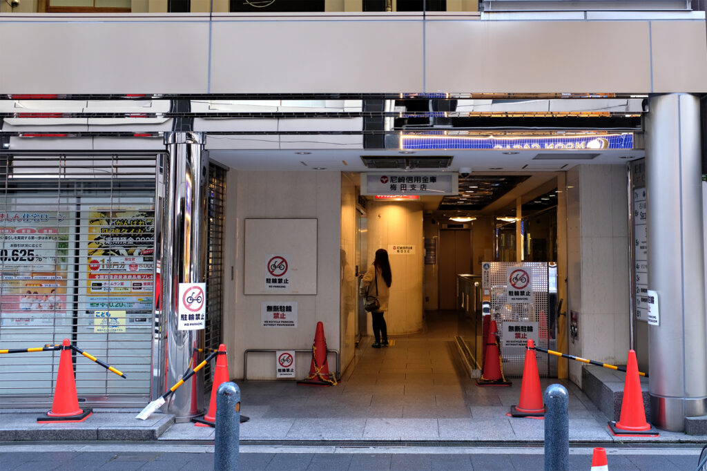 北新地のビルに埋め込まれた通り抜け路地