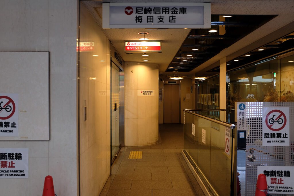 北新地のビルに埋め込まれた通り抜け路地