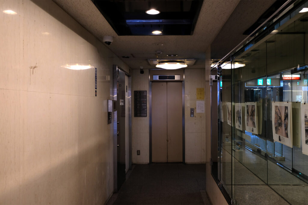 北新地のビルに埋め込まれた通り抜け路地