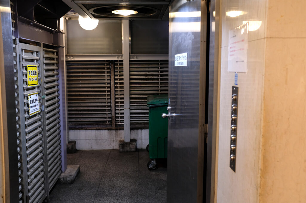 北新地のビルに埋め込まれた通り抜け路地