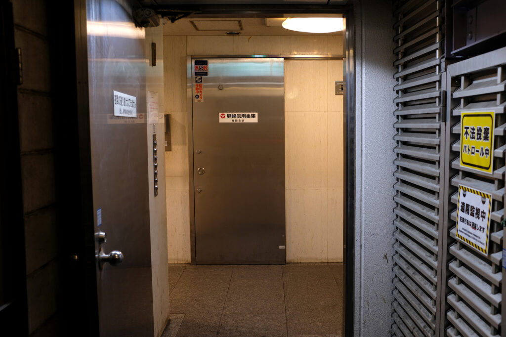 北新地のビルに埋め込まれた通り抜け路地