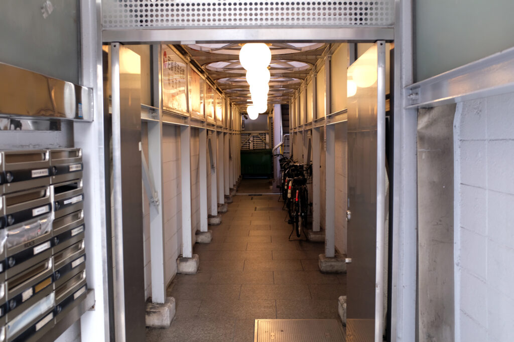 北新地のビルに埋め込まれた通り抜け路地