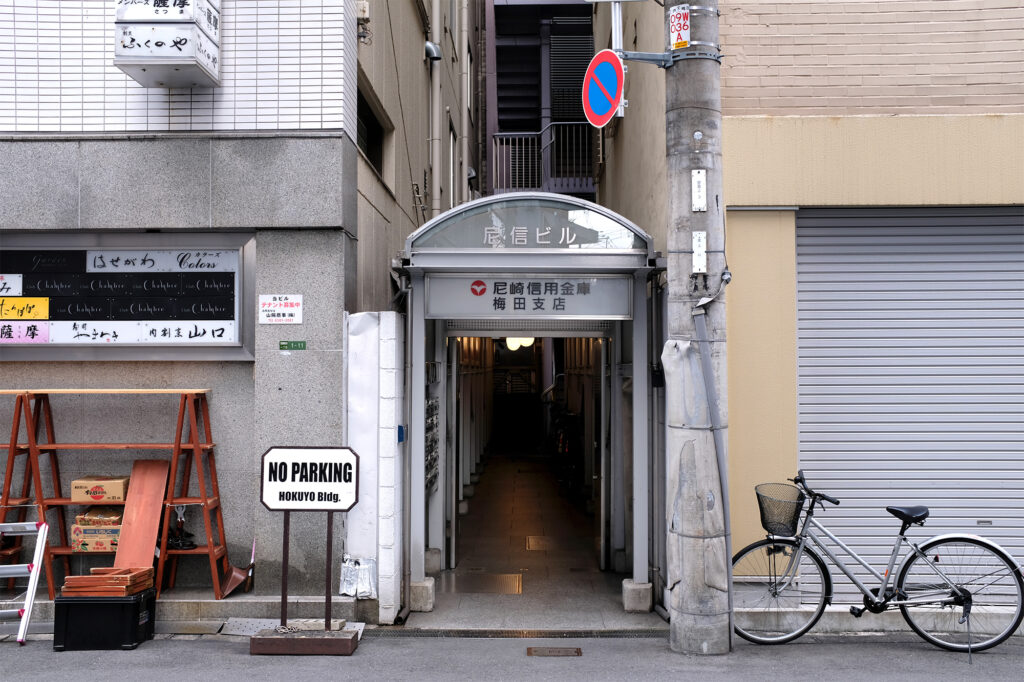 北新地のビルに埋め込まれた通り抜け路地