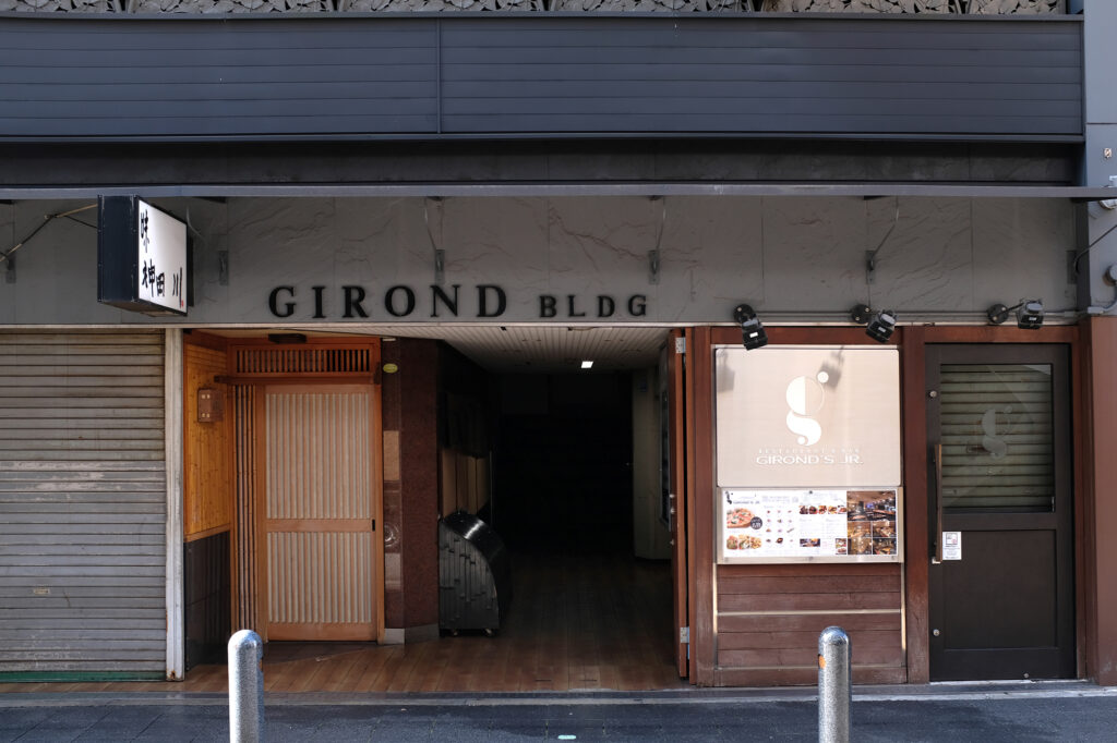 北新地のビルに埋め込まれた通り抜け路地