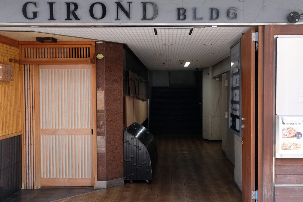 北新地のビルに埋め込まれた通り抜け路地