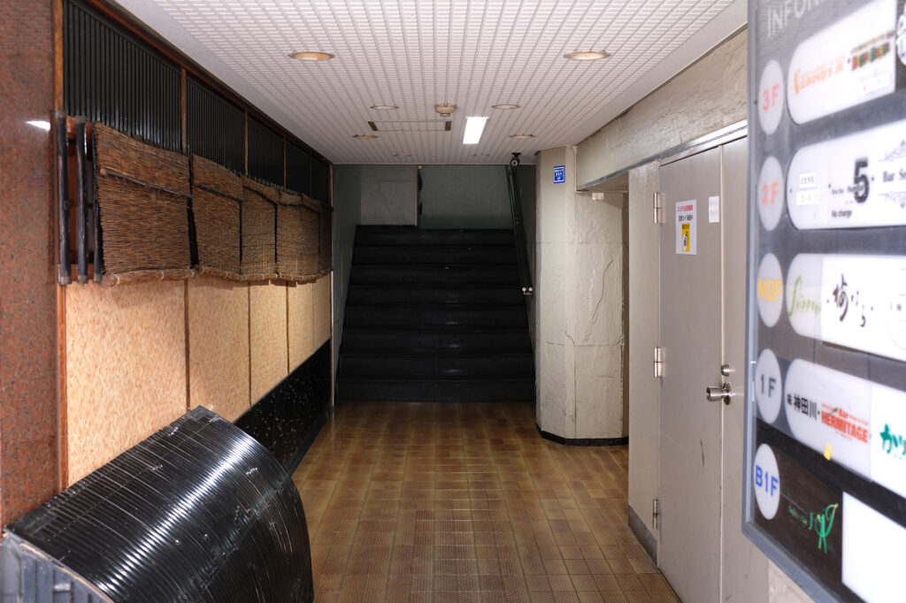 北新地のビルに埋め込まれた通り抜け路地