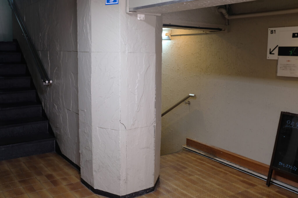 北新地のビルに埋め込まれた通り抜け路地